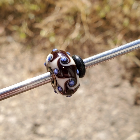 Trollbeads Limited Edition 2011 Blue Christmas Snow Swirls Bead - Picture 6 of 7